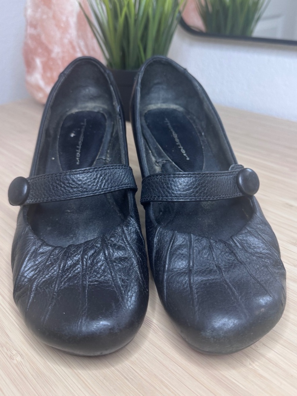 VTG Trendsetter Black Leather Ruched Pleated Mary Jane Comfort Heels Size 9.5